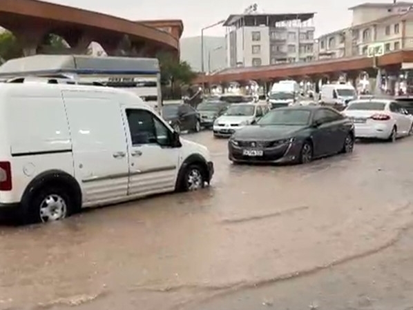 veysel-karani-beldesinde-saganak-sonrasi-is-yerleri-ve-seralar-su-altinda-zUew1gfB.jpg