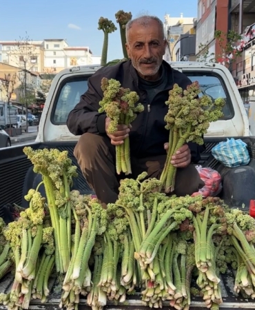 yuksekovada-uckun-sifali-bitki-olarak-tezgahlarda-yerini-aldi-nuIScxM2.jpg