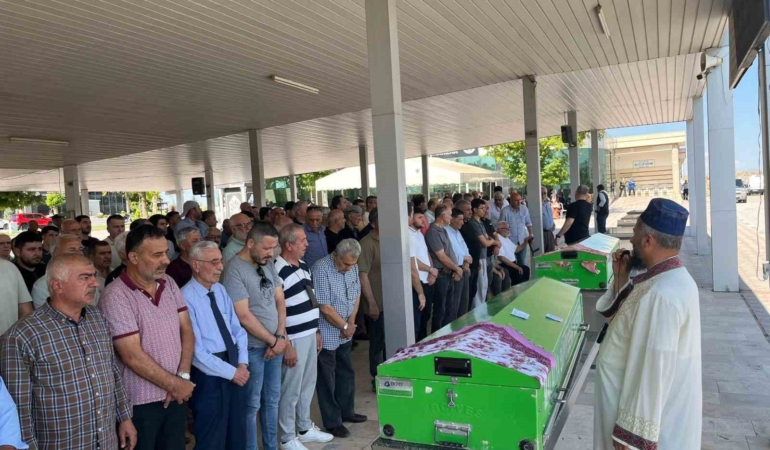 aile-feci-olayi-esini-ve-kizini-kaybeden-kadinin-cenazesi-gozyaslariyla-ugurlandi-3F1eYnxB.jpg