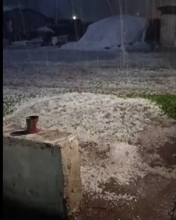 akyakada-gece-yarisi-dolu-yagisi-koyde-panik-ve-beyaz-bir-manzara-yCbvEPdn.jpg