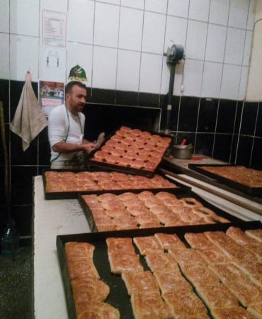 cermik-kaplicalari-ve-bolgesel-corek-lezzeti-turizm-ve-geleneksel-urunler-QV1COZO2.jpg