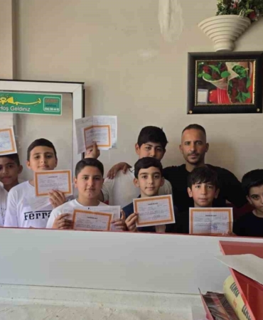 cermikte-takdir-belgesi-alan-ogrencilere-cigkofte-ve-ayran-ikrami-e9m4iaEV.jpg