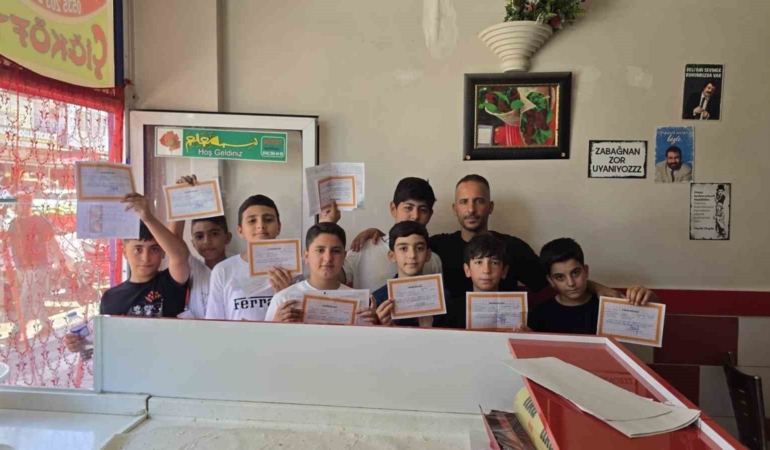 cermikte-takdir-belgesi-alan-ogrencilere-cigkofte-ve-ayran-ikrami-e9m4iaEV.jpg
