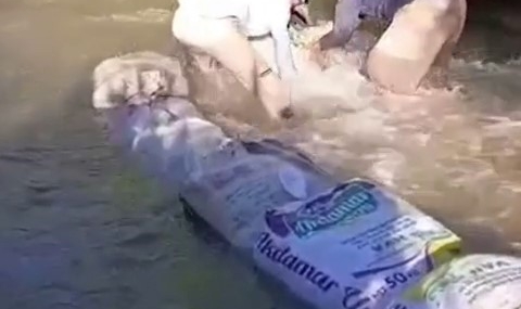 Çukurca Köyünde Kumla Sulama: İmeceyle Suyun Akışını Değiştirerek Arazileri Yeşertmeye Çalışan Köylüler