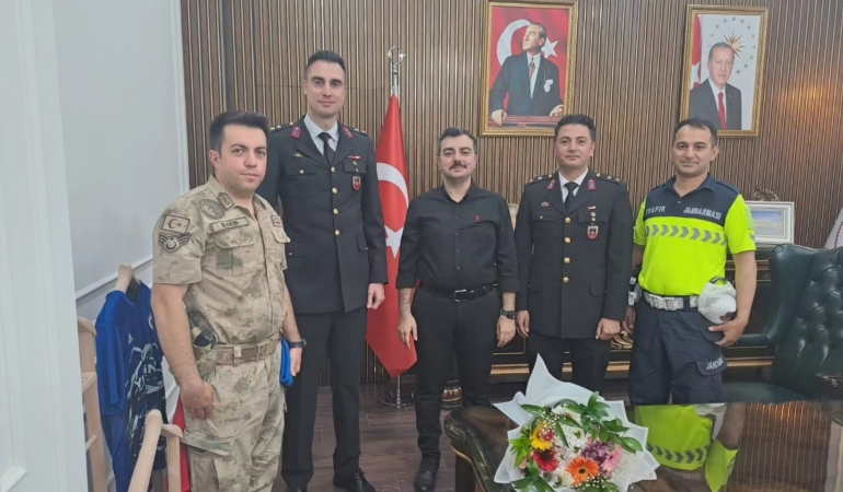 dicle-kaymakami-mustafa-atistan-jandarma-ekibine-kutlama-ve-takdir-IVElEszN.jpg