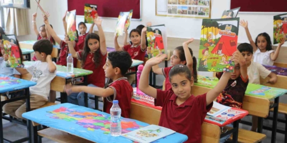 diyarbakirda-egitim-yili-coskuyla-sona-erdi-ogrenciler-karnelerini-aldi-JH3aeLIP.jpg
