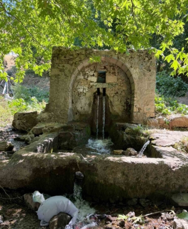 erganideki-tarihi-cesmenin-bakim-ihtiyaci-kervanlar-icin-su-temin-eden-ani-degerlendiriliyor-MOYkdV2I.jpg