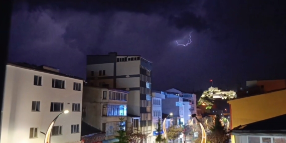Kars’ta Geceyi Aydınlatan Şimşek Gösterisi: Yağış Öncesi ve Sonrası Işık Şovu