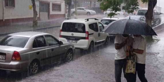 Kars’ta Öğleden Sonra Başlayan Sağanak, Sonra Doluya Dönüştü ve Şehir Beyaza Büründü