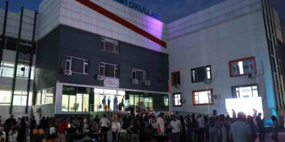 Mezuniyet Coşkusu: 8’inci Sınıf Öğrencileri Kep Attı ve Gururlu Veda