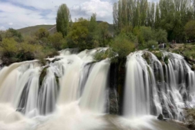 muradiye-selalesi-debinin-artisiyla-yeniden-canlanan-doga-ziyafeti-OtrRLUHp.jpg