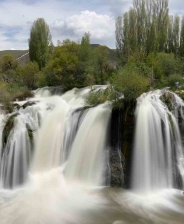 muradiye-selalesi-debinin-artisiyla-yeniden-canlanan-doga-ziyafeti-OtrRLUHp.jpg