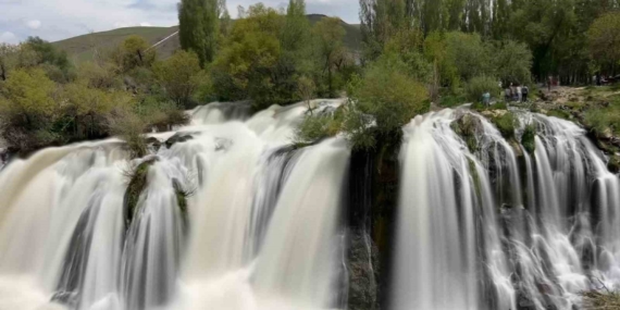 muradiye-selalesi-debinin-artisiyla-yeniden-canlanan-doga-ziyafeti-OtrRLUHp.jpg