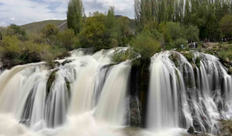 muradiye-selalesi-debinin-artisiyla-yeniden-canlanan-doga-ziyafeti-OtrRLUHp.jpg