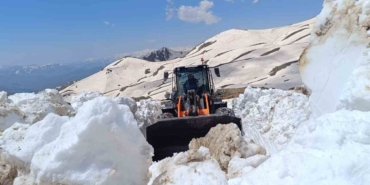 pinarca-koyu-yolu-icin-karla-mucadele-haziran-sicaklarinda-buzlar-erimeye-basladi-lj1f6BMH.jpg