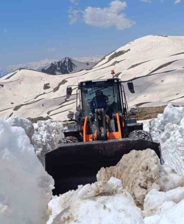 pinarca-koyu-yolu-icin-karla-mucadele-haziran-sicaklarinda-buzlar-erimeye-basladi-lj1f6BMH.jpg