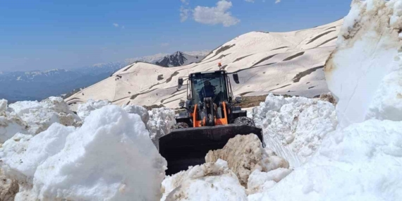 pinarca-koyu-yolu-icin-karla-mucadele-haziran-sicaklarinda-buzlar-erimeye-basladi-lj1f6BMH.jpg