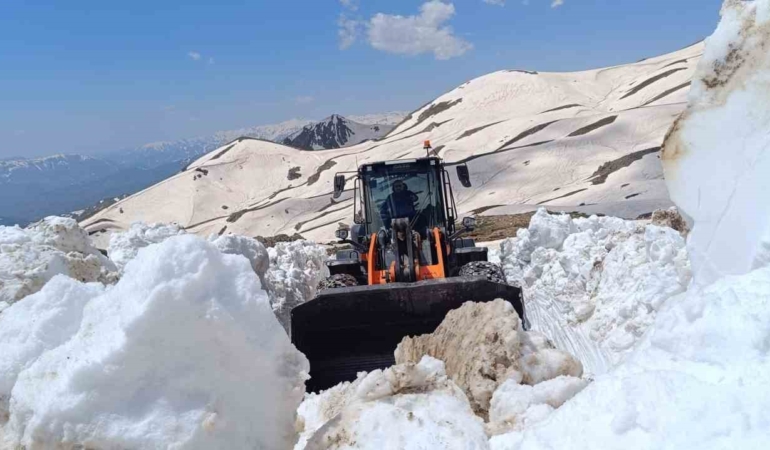 pinarca-koyu-yolu-icin-karla-mucadele-haziran-sicaklarinda-buzlar-erimeye-basladi-lj1f6BMH.jpg