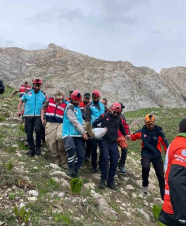 pulumurde-asiri-engebeli-arazide-dusen-kisi-icin-5-saatlik-kurtarma-operasyonu-Y76TEUET.jpg