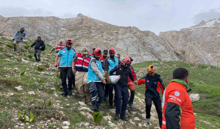 pulumurde-asiri-engebeli-arazide-dusen-kisi-icin-5-saatlik-kurtarma-operasyonu-Y76TEUET.jpg
