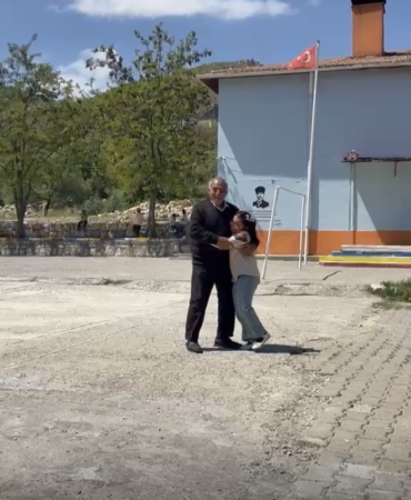 sevgi-dolu-okul-servisi-anlari-dede-ve-torunun-bulusmasi-XMCnX2Fu.jpg