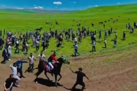 tekmandaki-geleneksel-at-yarisinda-sasirtan-anlar-izleyicilerin-tepkisi-ve-atlara-uygulanan-muamele-tartismasi-eG3ZT3bD.jpg