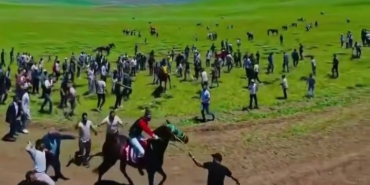 tekmandaki-geleneksel-at-yarisinda-sasirtan-anlar-izleyicilerin-tepkisi-ve-atlara-uygulanan-muamele-tartismasi-eG3ZT3bD.jpg
