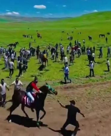 tekmandaki-geleneksel-at-yarisinda-sasirtan-anlar-izleyicilerin-tepkisi-ve-atlara-uygulanan-muamele-tartismasi-eG3ZT3bD.jpg