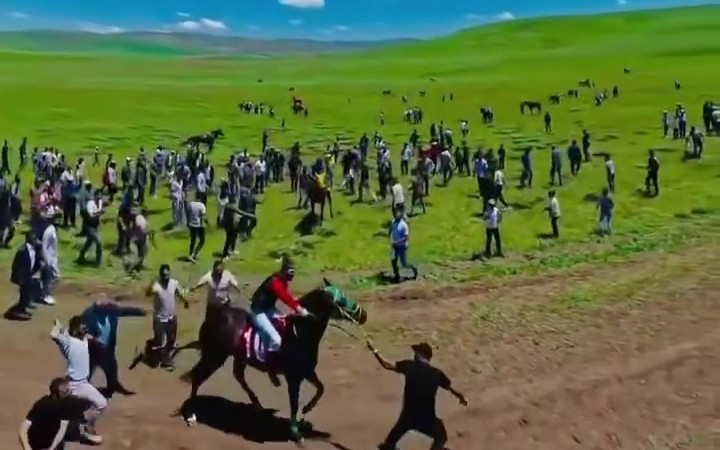 tekmandaki-geleneksel-at-yarisinda-sasirtan-anlar-izleyicilerin-tepkisi-ve-atlara-uygulanan-muamele-tartismasi-eG3ZT3bD.jpg