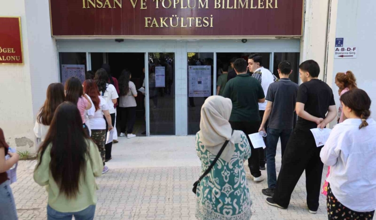 yks-ayt-basladi-elazigda-sinav-heyecani-devam-ediyor-V172KuqN.jpg