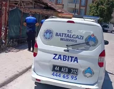 battalgazide-ruhsatsiz-ve-sagliksiz-kosullarda-depolama-yapilan-is-yeri-muhurlendi-gylPjI66.jpg