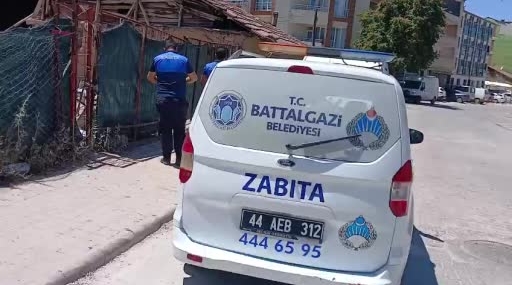 battalgazide-ruhsatsiz-ve-sagliksiz-kosullarda-depolama-yapilan-is-yeri-muhurlendi-gylPjI66.jpg
