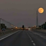 bitliste-dolunayli-aksam-karayolunda-buyuleyen-gokyuzu-fotografi-b2QTm2Np.jpg