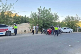 cermikte-jandarma-trafik-denetimi-suruyor-kurallara-uymayanlar-uyarildi-5PgFBOdE.jpg