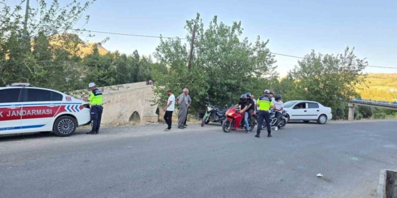 cermikte-jandarma-trafik-denetimi-suruyor-kurallara-uymayanlar-uyarildi-5PgFBOdE.jpg