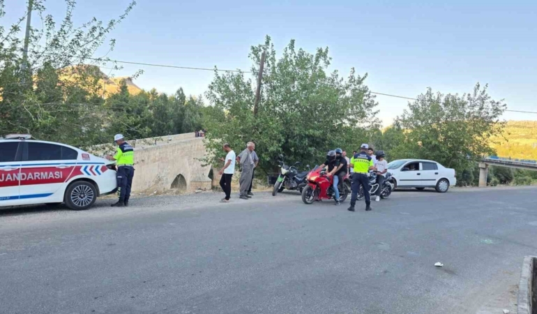 cermikte-jandarma-trafik-denetimi-suruyor-kurallara-uymayanlar-uyarildi-5PgFBOdE.jpg