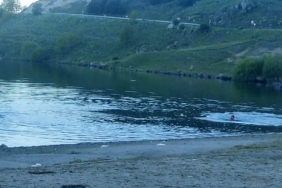 cildir-golunde-sicak-gunlerde-serinleyen-gencler-ve-ziyaretciler-DkGAF1E1.jpg