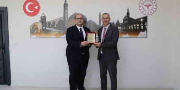 dicle-ilce-saglik-mudurune-tesekkur-ziyareti-ve-yeni-gorevine-basari-dilekleri-WZn4mVlq.jpg