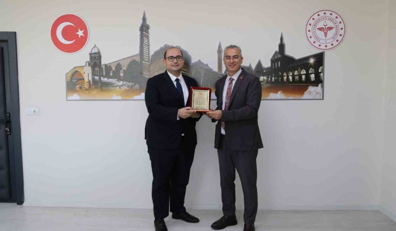 dicle-ilce-saglik-mudurune-tesekkur-ziyareti-ve-yeni-gorevine-basari-dilekleri-WZn4mVlq.jpg