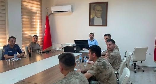 diclede-asayis-degerlendirme-toplantisi-huzur-ve-guven-icin-koordineli-calismalar-HZmqYYiK.jpg