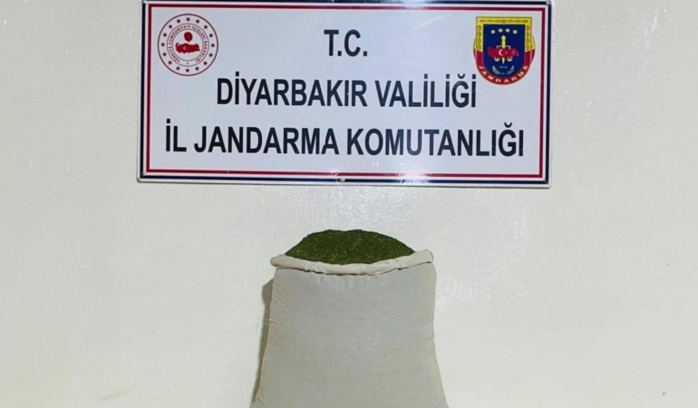 diyarbakir-jandarma-operasyonunda-144-kilogram-esrar-ele-gecirildi-ve-supheliler-hakkinda-islem-baslatildi-82asuDYL.jpg