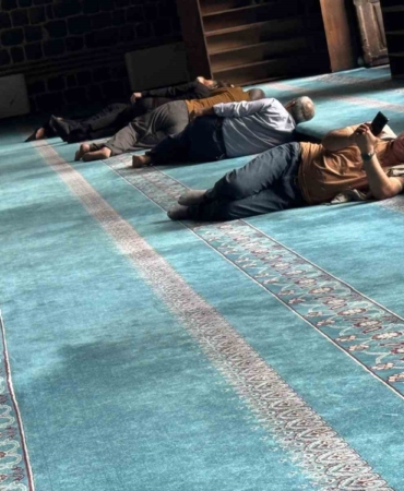 diyarbakirda-sicaklar-bastirirken-camiler-serin-bir-soluk-sunuyor-PrNXyQuK.jpg