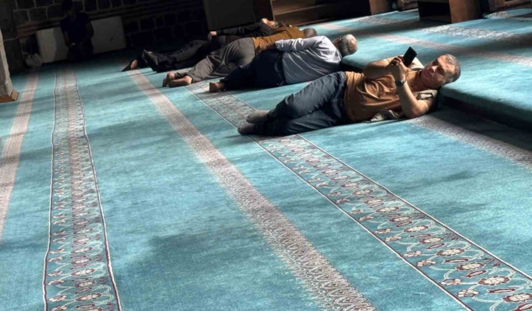 diyarbakirda-sicaklar-bastirirken-camiler-serin-bir-soluk-sunuyor-PrNXyQuK.jpg