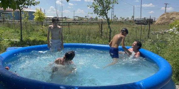 Duraklı köyünde çocukların dayanışma hikayesi: Sıcak yazda şişme havuz serinliği