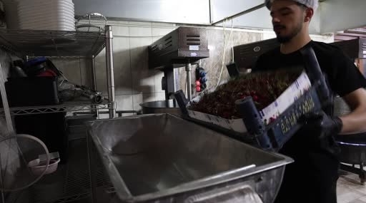 Elazığ Vişne Dondurması: Şeker, Su ve Vişne Suyu ile Hazırlanan Yaz Serinliği