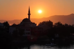 elazigin-su-seviyesindeki-yukselis-ve-gun-batimi-yansimasi-2XdHA4PH.jpg
