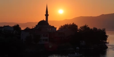 elazigin-su-seviyesindeki-yukselis-ve-gun-batimi-yansimasi-2XdHA4PH.jpg
