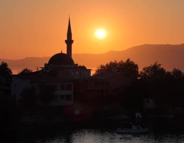 elazigin-su-seviyesindeki-yukselis-ve-gun-batimi-yansimasi-2XdHA4PH.jpg