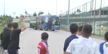 erzurum-kampinda-caykur-rizesporun-minik-taraftarlarla-bulusmasi-8nUEB2AG.jpg