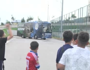 erzurum-kampinda-caykur-rizesporun-minik-taraftarlarla-bulusmasi-8nUEB2AG.jpg